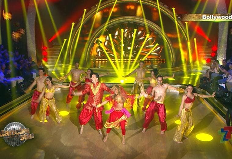 Gustavo Peláez bollywood y paso doble en la noche de eliminación de Dancing With The Stars 