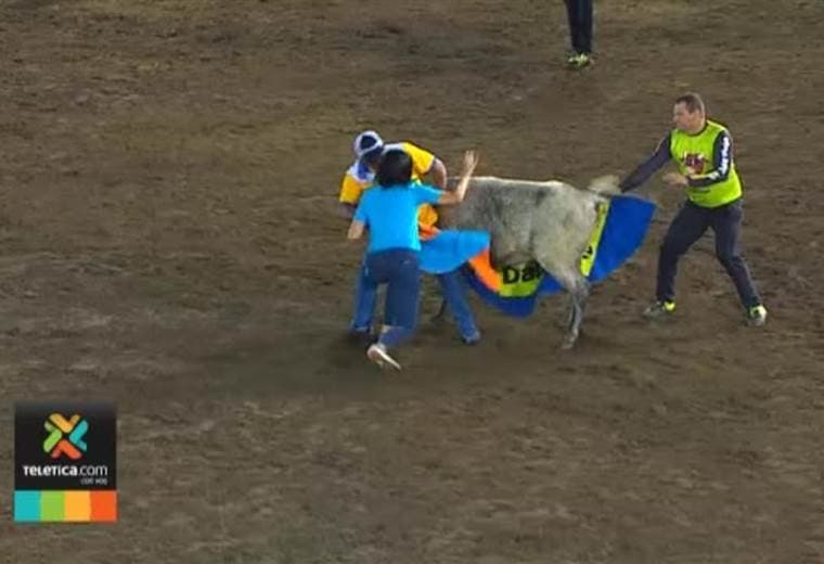 Figuras públicas encabezan la lista de retadores de toros en Zapote