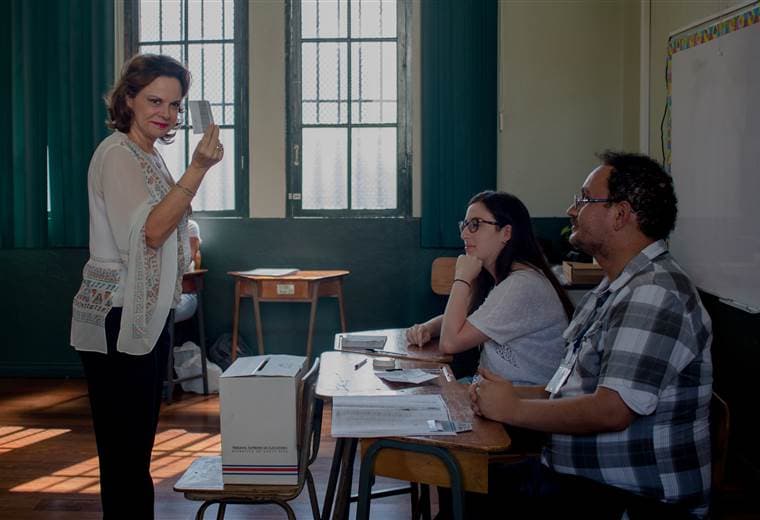Vicepresidenta Ana Helena Chacón emitió su voto en la escuela Pilar Jiménez en Guadalupe