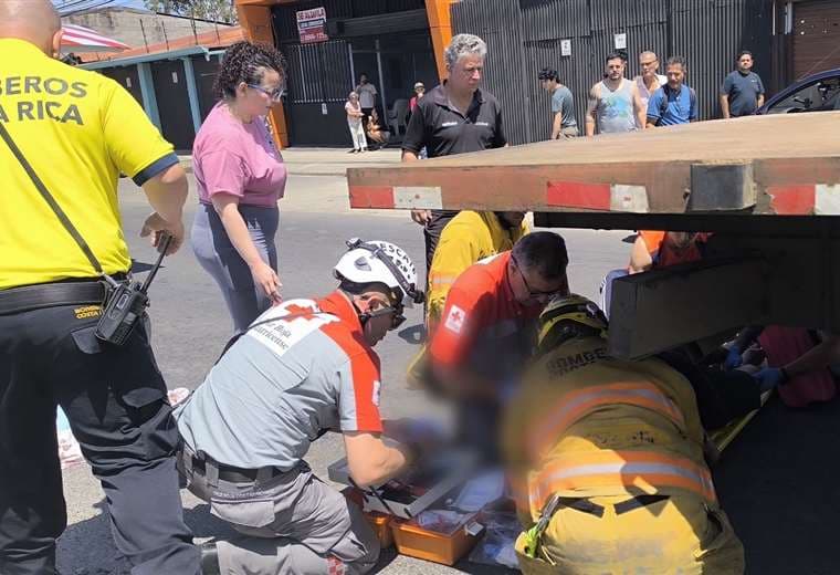 Menor muere por atropello tras choque de dos camiones