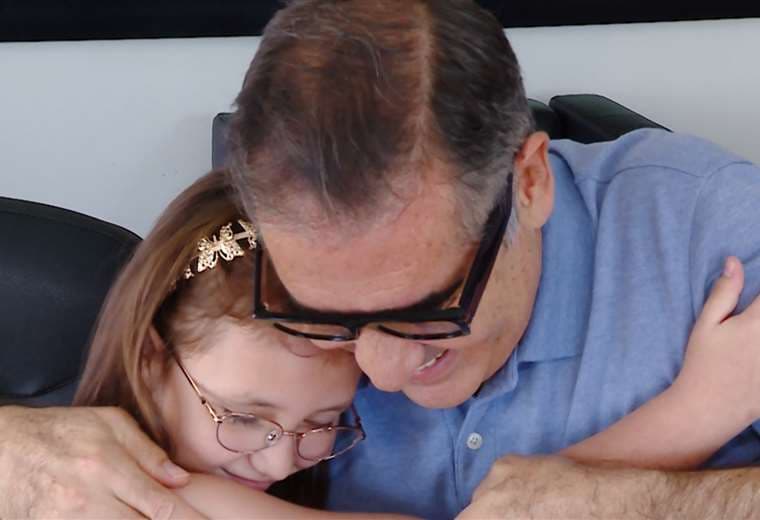 Niña cumple su sueño: conocer al director de 'Telenoticias', Ignacio Santos