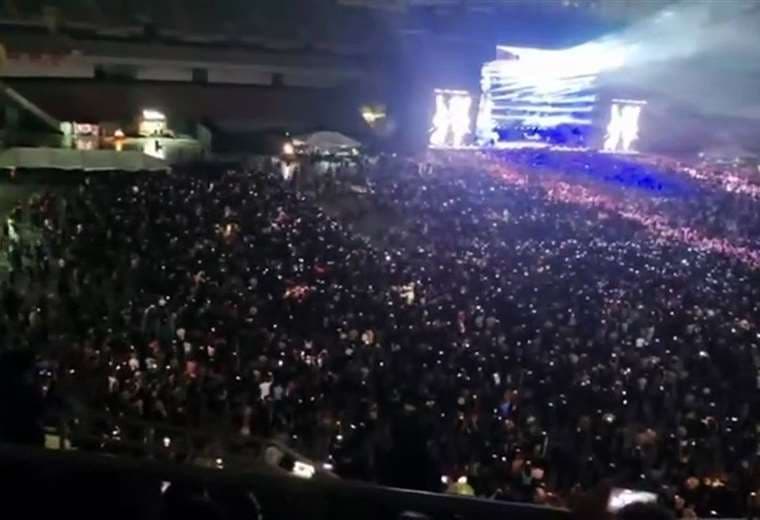 Video que eriza la piel: 30 mil ‘fans’ cantaron ‘Primera cita’ con Carin León