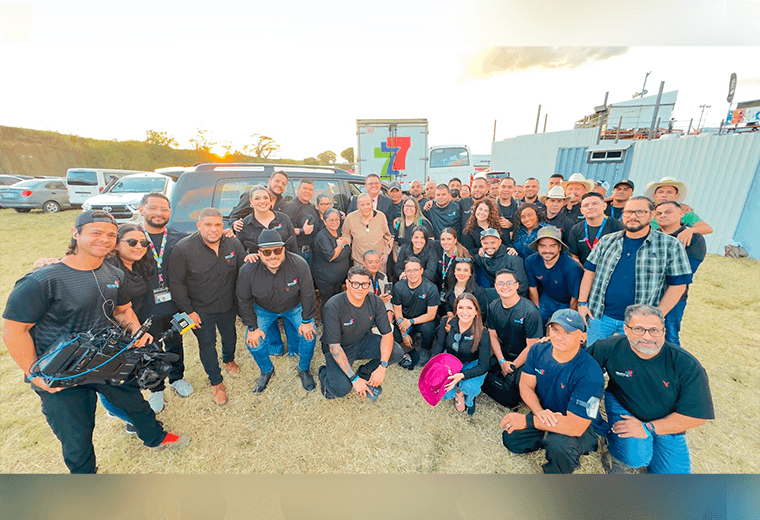 Galería: Así fue la tradicional visita de doña Olga al equipo de Toros Teletica