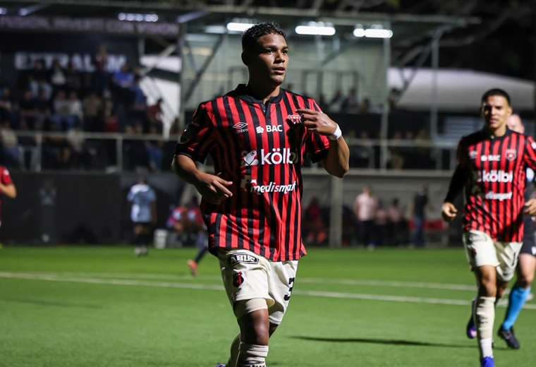 Alajuelense revive en el momento clave y mantiene vivo su boleto a semifinales