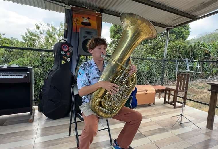El joven de Zarcero que domina más de 20 instrumentos