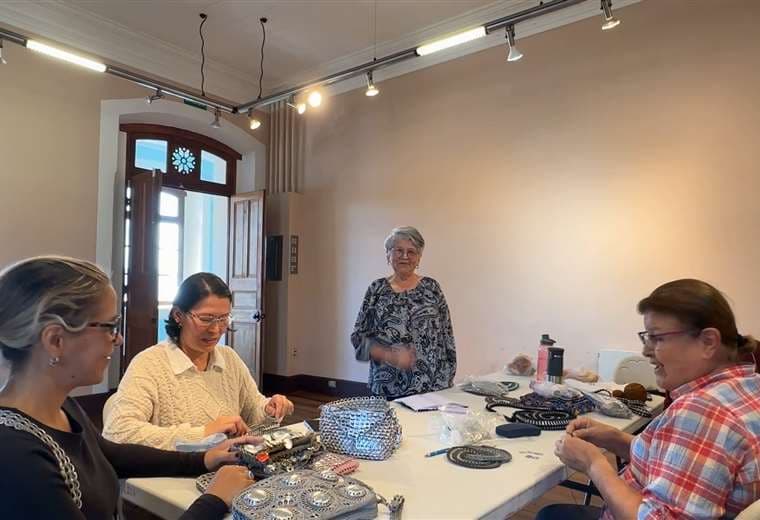 Este curso transforma tapas en bolsos y mañanas solitarias en encuentros llenos de vida