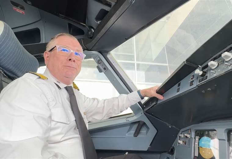 El mariachi que no dejó de soñar y hoy vuela como capitán de aviación en Costa Rica