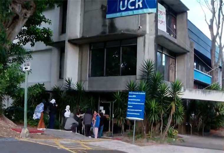 Rectoría de la UCR sigue tomada 14 horas después