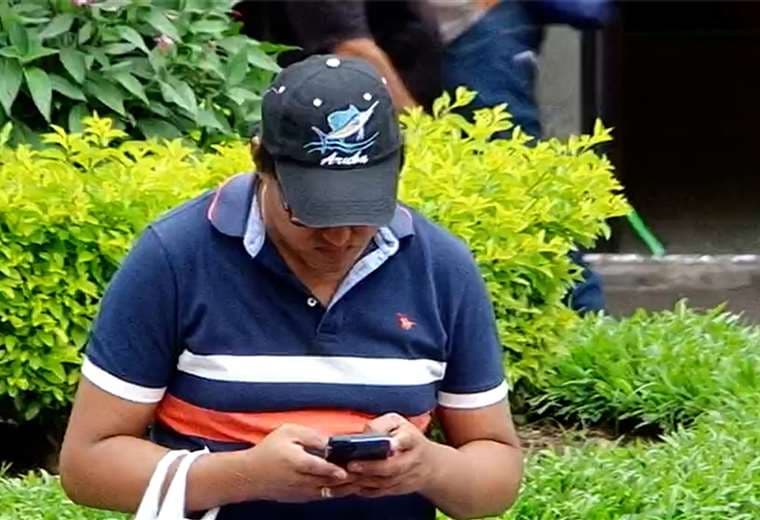 ¿Le pide consejos a la IA? Estudio advierte que chatbots adulan más de lo que se cree