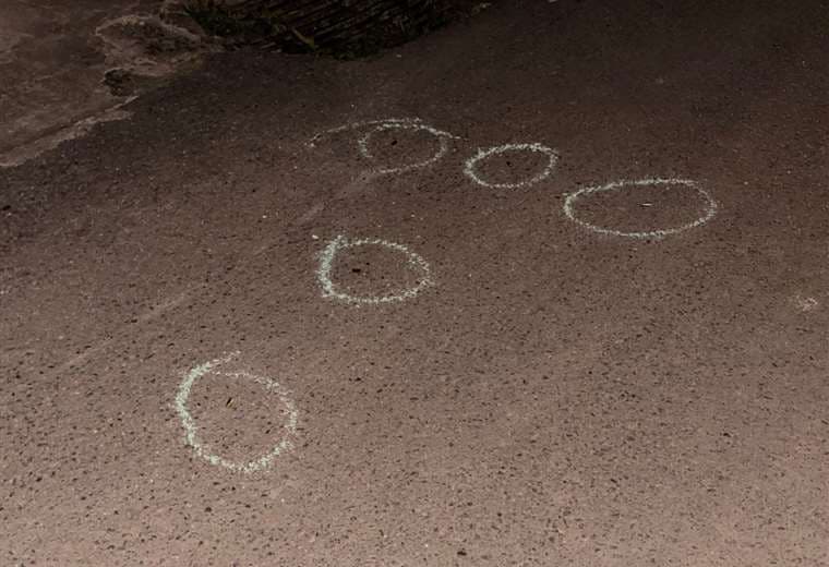 Hombre muere y otro resulta herido en ataque armado contra carro parqueado en Desamparados