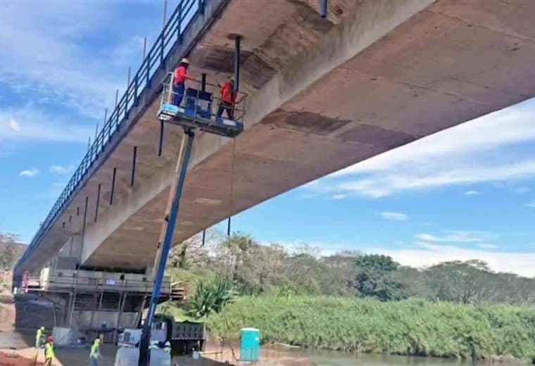 Trabajos en el puente sobre río Tárcoles