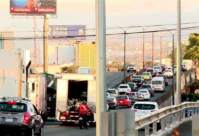 Choque mortal provoca congestionamiento vial sobre puente Juan Pablo II