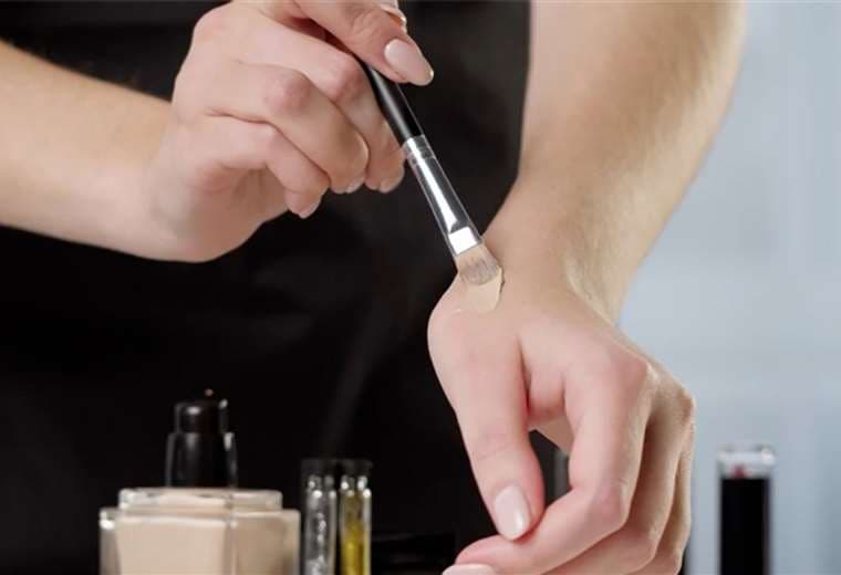 Lo que una médica estética recomienda revisar antes de comprar cualquier cosmético