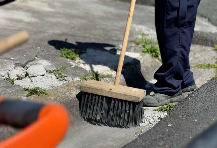 Esta joven de 18 años no se avergüenza de barrer calles porque sabe hacia dónde va