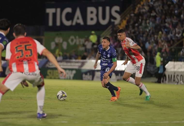 Herediano golpea primero en el Fello Meza y se marcha al descanso con ventaja