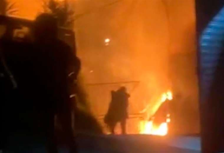 Hombre logra rescatar a su mascota en incendio que consumió cinco viviendas