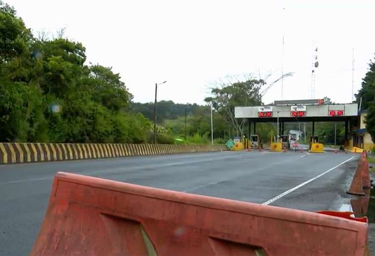 Caída de material obliga al cierre total de Ruta 32